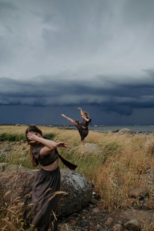 Thérapeute_féministe_paris 2 femmes qui dansent sous l'orage