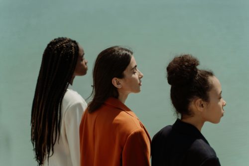 3 femmes, qui regardent vers l'horizon
