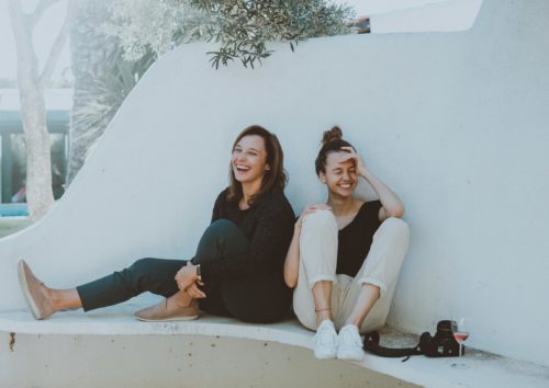 2 femmes qui rit