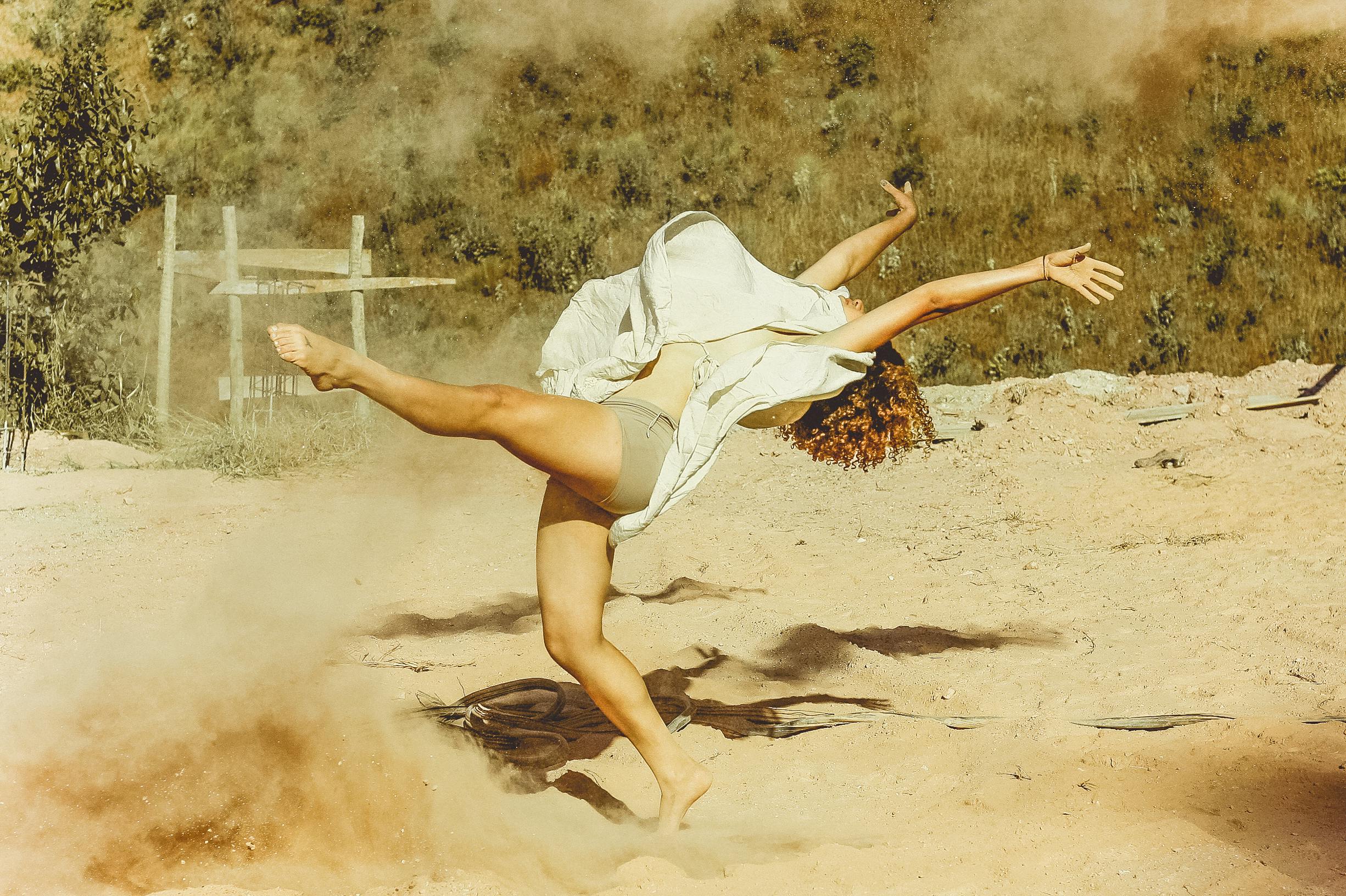 Femme qui saute dans le sable