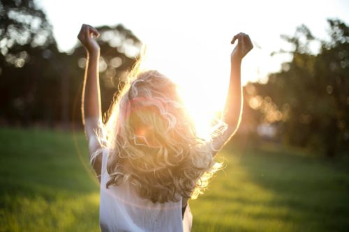 Femme face à coucher de soleil