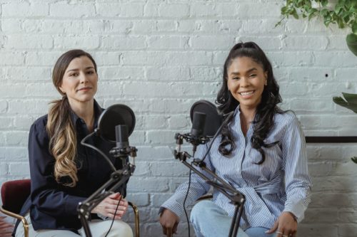 2 femmes produisent un podcast