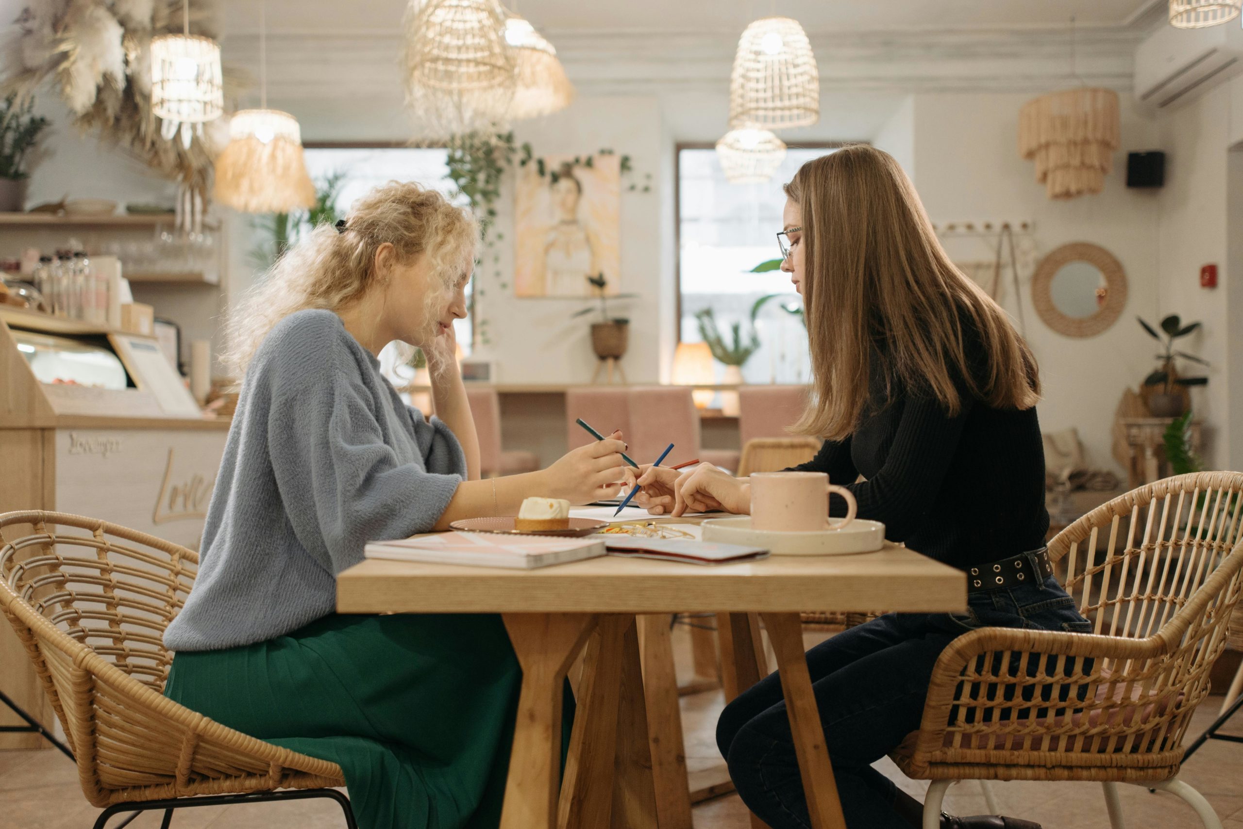 2 femmes qui boivent un café