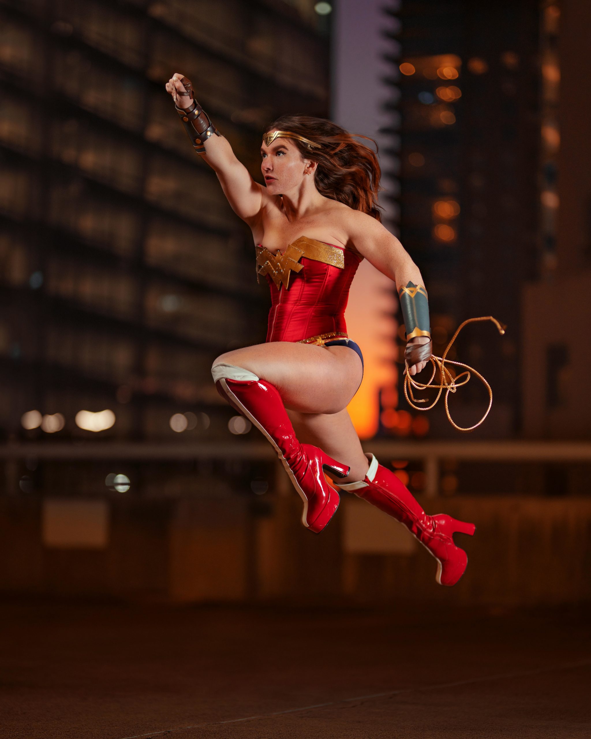 femme super-héro, qui saute en l'air