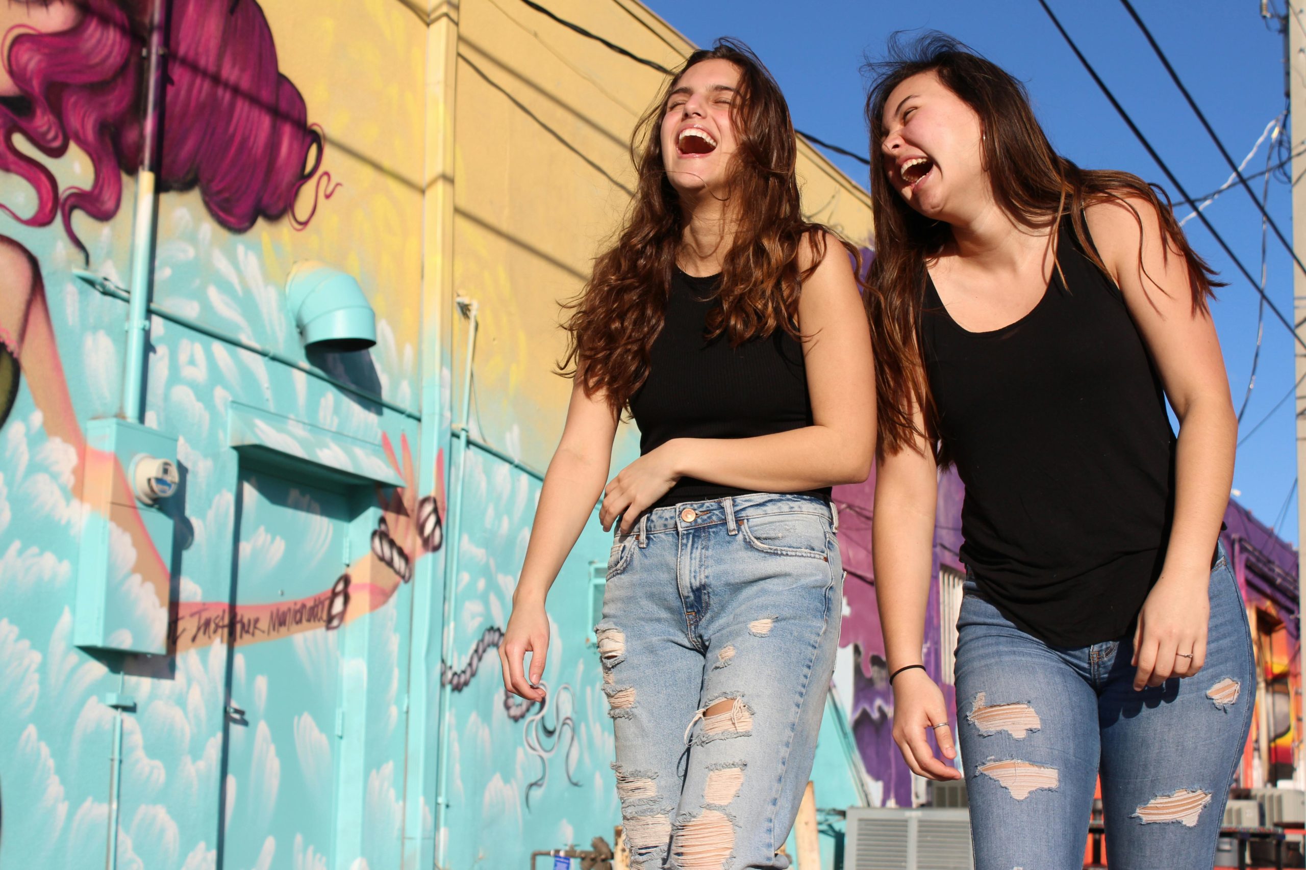 Femmes qui rient devant un container