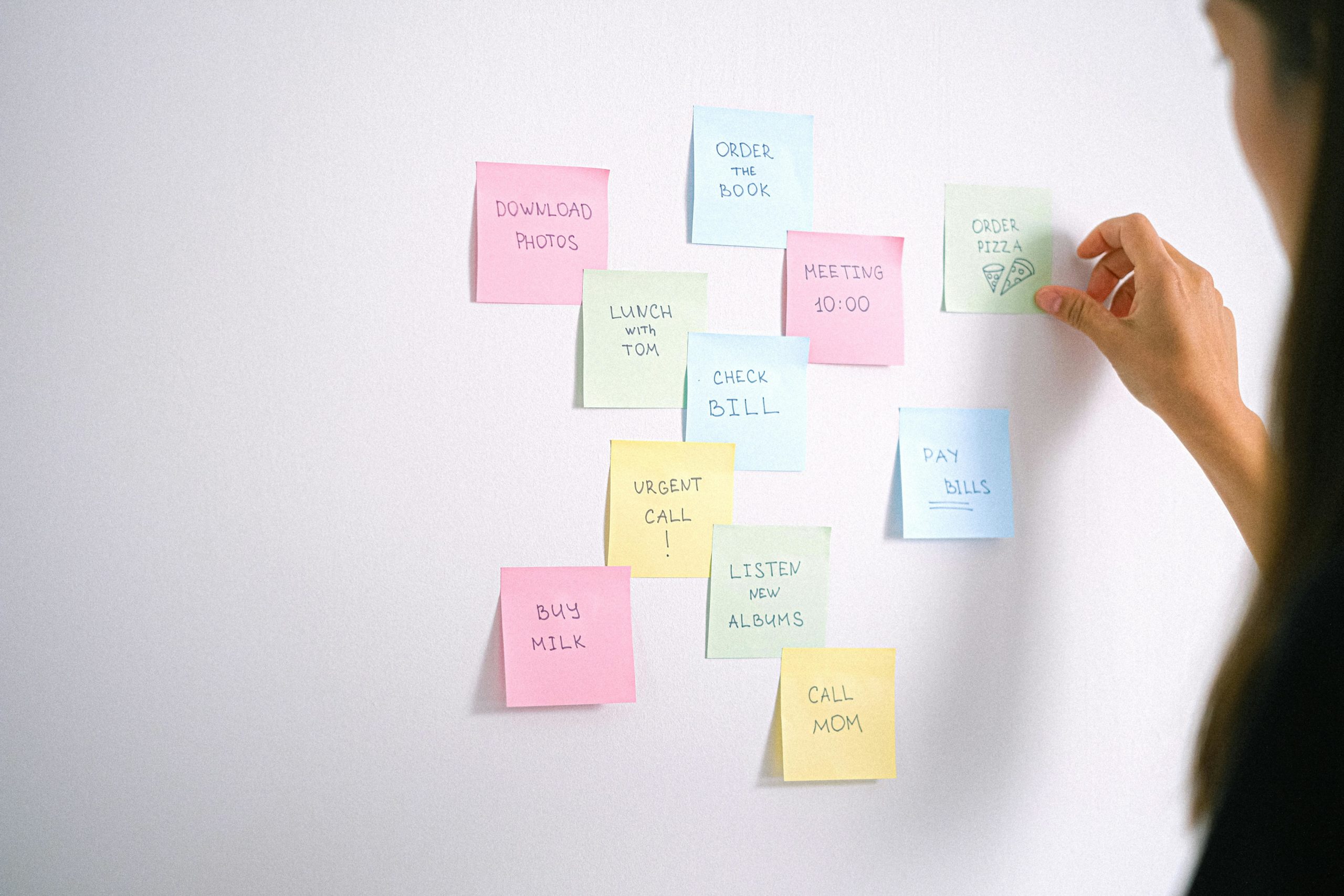 post-its accrochés sur un mur